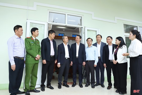 Chủ tịch UBND tỉnh Phan Thiên Định và các ứng cử viên đại biểu HĐND tỉnh tiếp xúc cử tri