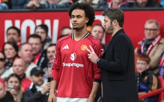 Michael Carrick và bài toán Joshua Zirkzee: Đừng lãng phí một số 10 ảo thượng hạng
