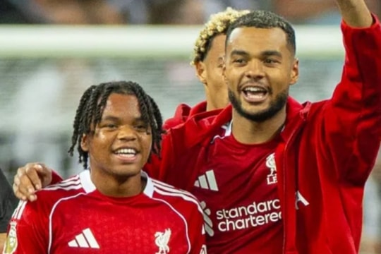 Arne Slot đối mặt sức ép để Rio Ngumoha đá chính sau thất bại của Liverpool trước Wolves