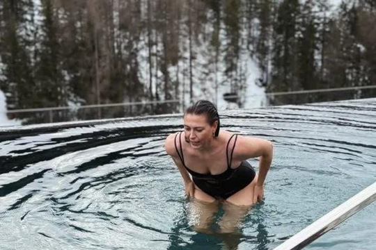 Maria Sharapova khoe thần thái rạng rỡ ở tuổi 38 giữa trời tuyết Dolomites