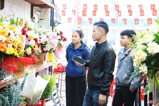 Thị trường quà tặng ngày 8/3: Giá hoa tươi có loại tăng gấp đôi