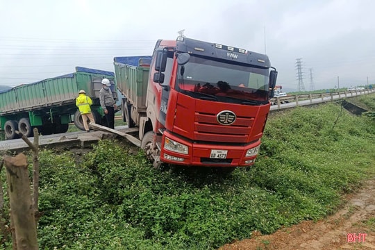 Xe đầu kéo va chạm xe máy, 2 phụ nữ tử vong