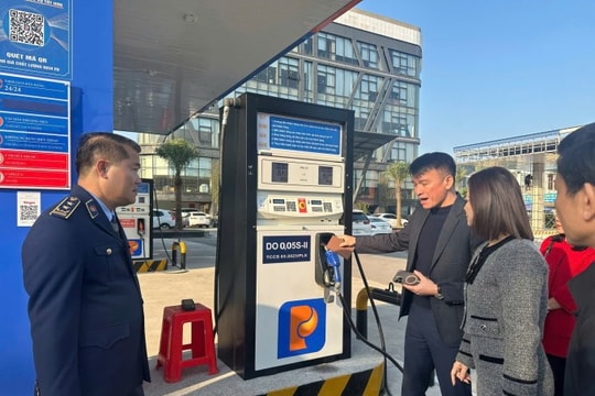 Giá xăng tăng 4.700 đồng một lít