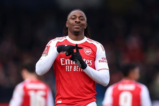 Arsenal nhọc nhằn hạ Mansfield 2-1: Siêu phẩm của Eze và cái giá đắt từ chấn thương
