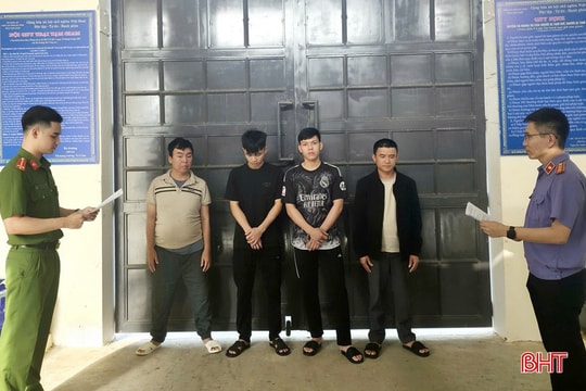 Thua bạc cướp lại tiền, 8 đối tượng cùng bị khởi tố