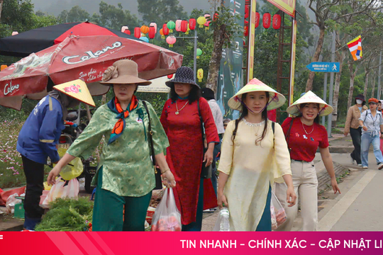 Du khách tham quan Hương Tích tự thích thú với... hành tăm, kiệu, cà chua