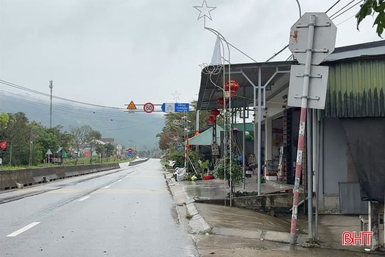 Nhiều biển báo trên quốc lộ 8A mất tác dụng vì bị xoay sai hướng