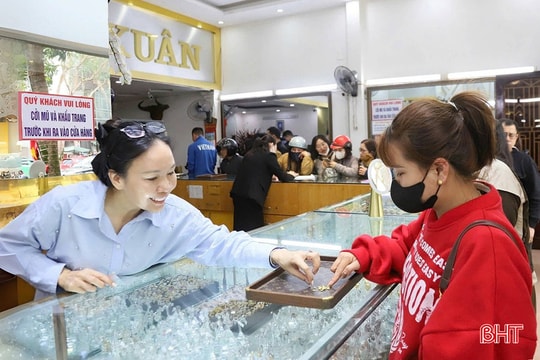Giá vàng ở mức cao, nhiều người trẻ vẫn chọn mua tích lũy