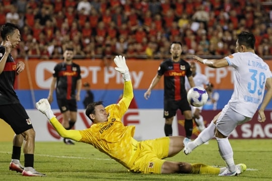 HLV Kim Sang-sik xây "tháp canh" khổng lồ: Cuộc cách mạng thể hình của tuyển Việt Nam