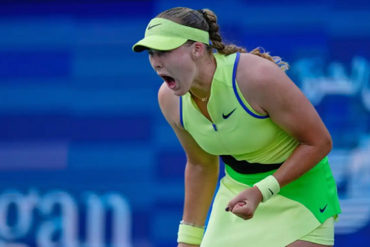 Mirra Andreeva đập gãy vợt và bật khóc sau cú sốc bị loại tại Indian Wells 2026