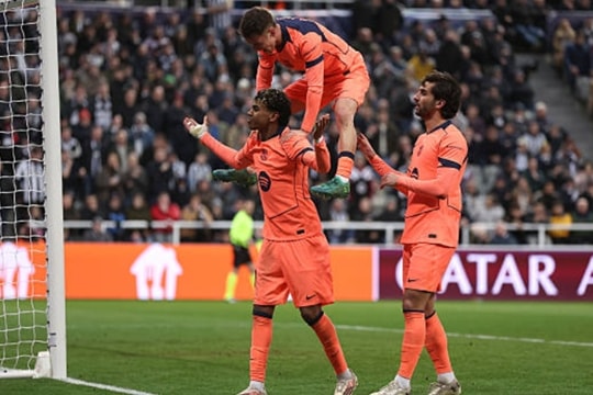 Barcelona hòa nghẹt thở Newcastle nhờ bàn thắng phút bù giờ của Lamine Yamal