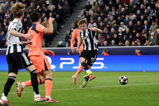 Newcastle 1-1 Barcelona: Chích chòe và bài học về cường độ cho gã khổng lồ