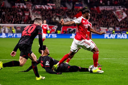 Arsenal cầm hòa Leverkusen 1-1 nhờ quả phạt đền gây tranh cãi của Madueke