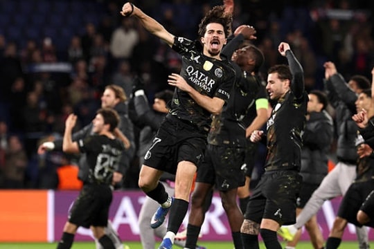 PSG 5-2 Chelsea: Khvicha Kvaratskhelia rực sáng, hàng thủ The Blues sụp đổ tại Paris