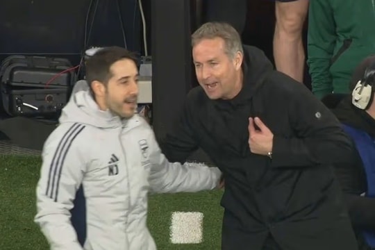 Nicolas Jover phản hồi HLV Hjulmand sau bàn thua của Arsenal trước Leverkusen tại Champions League