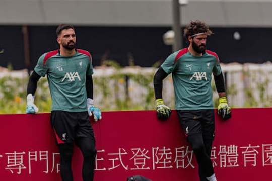 Alisson Becker cam kết tương lai với Liverpool đến năm 2027: Bài toán cho Mamardashvili