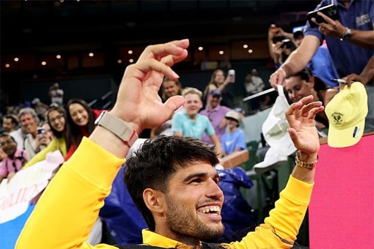 Carlos Alcaraz gây bất ngờ với bộ đồ con ong tại Indian Wells 2026