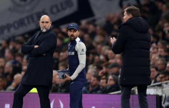 Tottenham rơi tự do sát nhóm cầm đèn đỏ, cuộc đua trụ hạng Ngoại hạng Anh đảo chiều