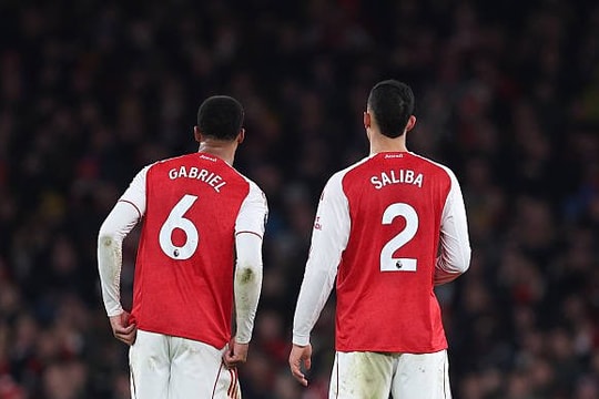 Saliba và Gabriel: Tấm khiên thép giúp Arsenal đánh bại Everton 2-0