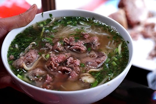 Giá xăng dầu tăng đẩy giá vận tải và dịch vụ ăn uống lên mức mới