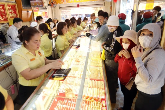 Giá vàng hôm nay 17/3/2026: Giá vàng SJC, nhẫn 9999, vàng thế giới