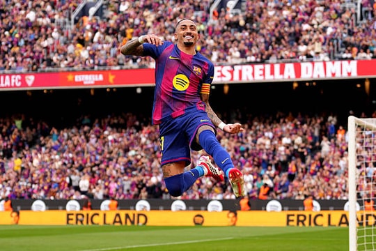 Raphinha lập hat-trick siêu hạng, Barcelona đè bẹp Sevilla 5-2 tại Camp Nou
