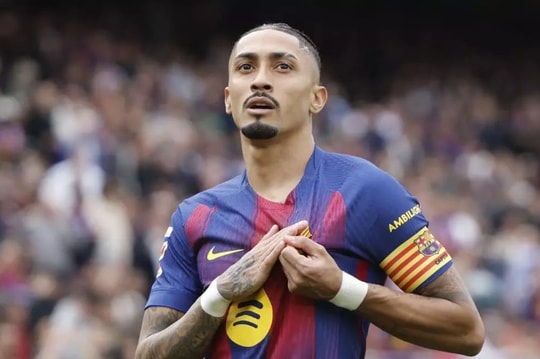 Raphinha lập hat-trick, Barcelona đè bẹp Sevilla 5-2 để áp sát cuộc đua Pichichi