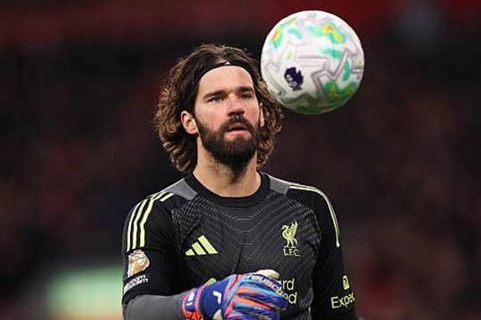 Alisson Becker tỏa sáng rực rỡ cứu vãn một Liverpool rệu rã trước Tottenham Hotspur