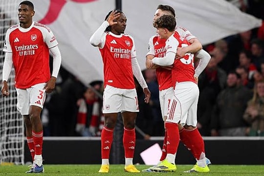 Arsenal tiến sát ngôi vương Ngoại hạng Anh sau 22 năm ròng rã chờ đợi