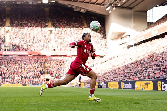 Rio Ngumoha lập kỷ lục Ngoại hạng Anh trong ngày Liverpool chia điểm với Tottenham