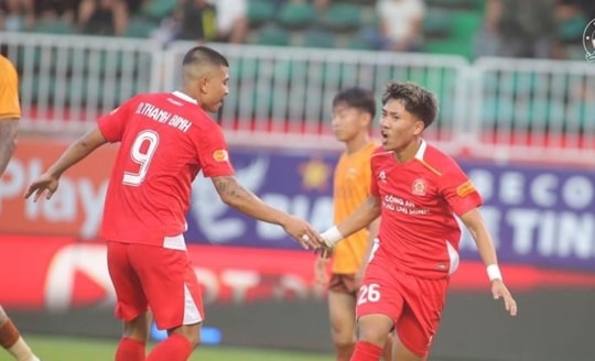 HLV Kim Sang-sik dự khán V-League, chứng kiến màn tỏa sáng của Việt kiều 19 tuổi Khoa Ngô