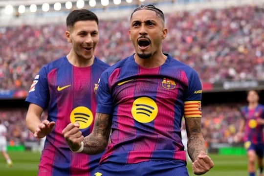 Raphinha lập hat-trick, Barca vùi dập Sevilla 5-2 để nới rộng cách biệt với Real Madrid