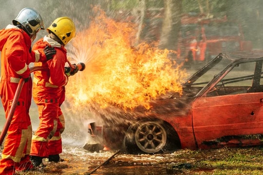 Tại sao dập tắt đám cháy xe điện cần lượng nước gấp 40 lần xe xăng?