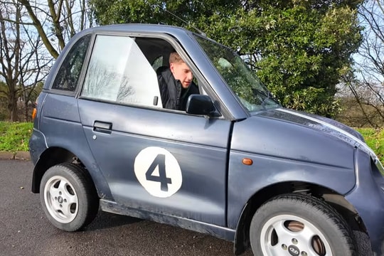 YouTuber chế tạo xe điện Reva G-Wiz chạy bằng 500 viên pin vape bỏ đi