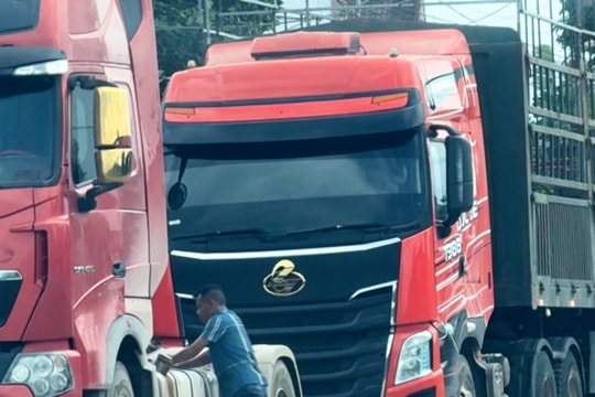 Gara sửa xe "tràn ra" Quốc lộ 8A nguy cơ mất an toàn