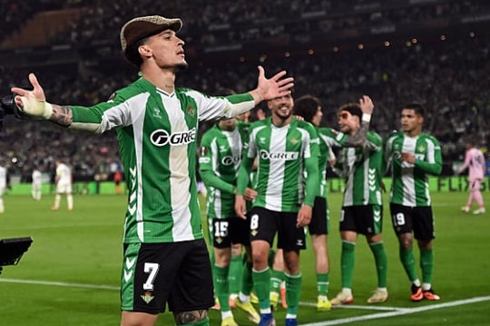 Antony bùng nổ giúp Real Betis vùi dập Panathinaikos 4-0 để vào tứ kết Europa League