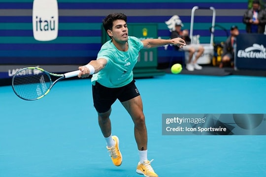 Alcaraz đáp trả Tsitsipas về tour Nam Mỹ, Swiatek thua sốc tại Miami Open