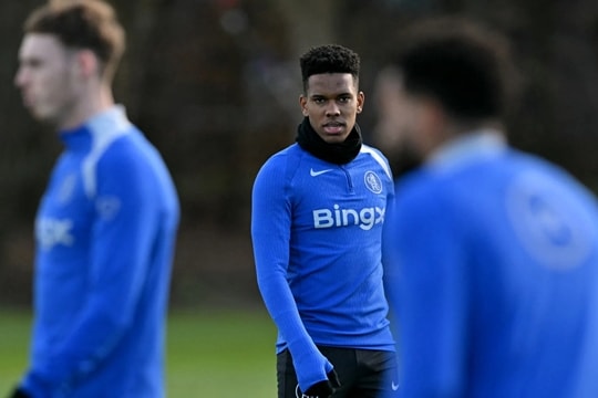 Estevao Willian làm khổ hàng thủ Chelsea: Bài toán nan giải cho Liam Rosenior