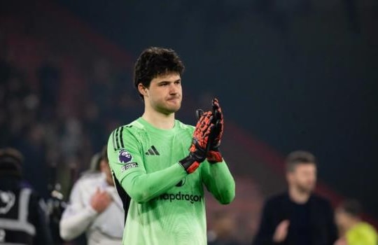 Senne Lammens tỏa sáng giúp Man Utd giữ lại 1 điểm trong trận hòa kịch tính tại Vitality