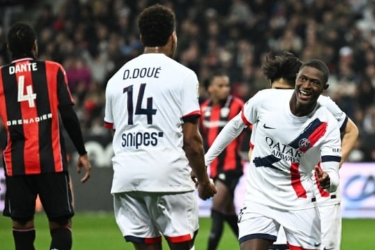 PSG thắng đậm Nice 4-0: Nuno Mendes rực sáng giúp Luis Enrique xây chắc ngôi đầu