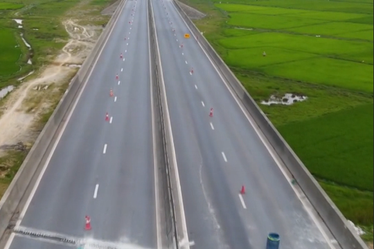 Khe co giãn cầu Hàm Nghi xuống cấp