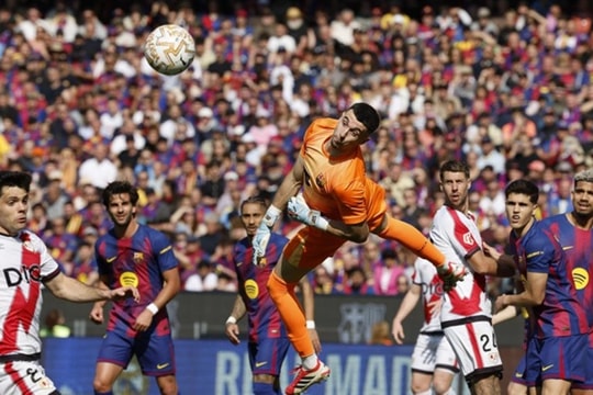 Joan Garcia rực sáng giúp Barcelona hạ Rayo Vallecano 1-0 để xây chắc ngôi đầu La Liga