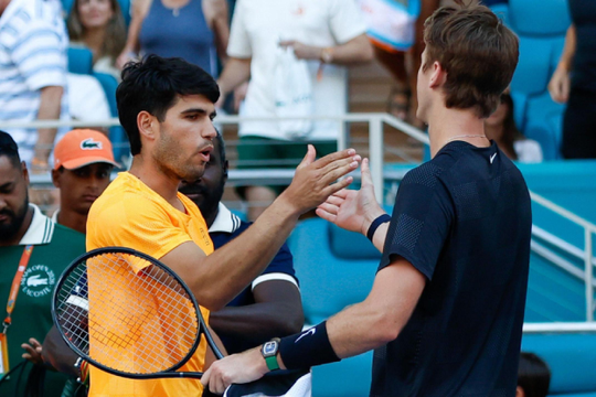 Sebastian Korda quật ngã số 1 thế giới Carlos Alcaraz tại Miami Open 2026