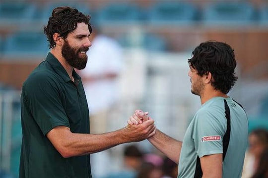 Miami Open: Fritz khuất phục 'máy giao bóng', Tsitsipas thua thảm nhất sự nghiệp