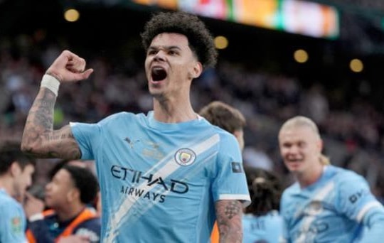 Nico O'Reilly lập cú đúp kịch tính giúp Man City đánh bại Arsenal tại chung kết Carabao Cup 2026