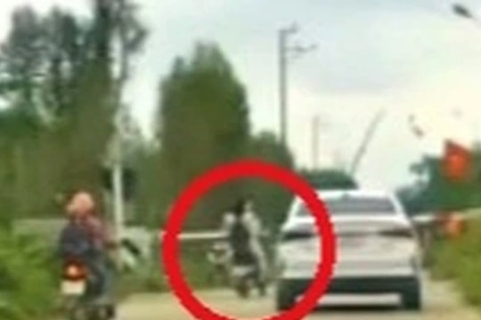 Thót tim cảnh 2 nữ sinh lao qua đường ray ngay trước mũi tàu hỏa