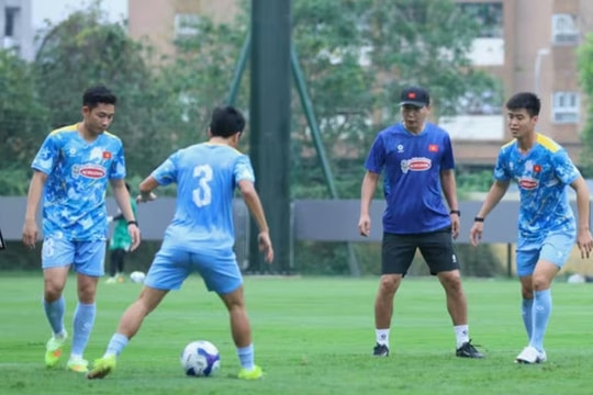 HLV Kim Sang Sik thị phạm trên sân tập và tham vọng Top 100 FIFA của tuyển Việt Nam