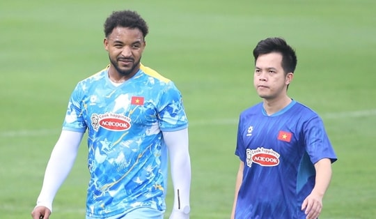 HLV Kim Sang Sik lo lắng vì đôi chân của Nguyễn Xuân Son trước trận gặp Malaysia