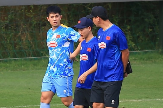 HLV Kim Sang Sik dành sự quan tâm đặc biệt cho Đình Trọng trong ngày tái xuất ĐT Việt Nam