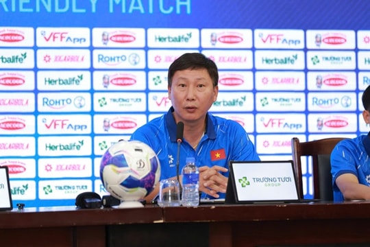 HLV Kim Sang-sik kỳ vọng Đỗ Hoàng Hên tạo đột phá trước Bangladesh